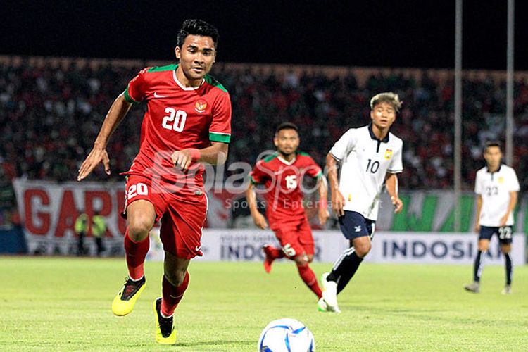 Bek timnas U-19 Indonesia, Asnawi Mangkualam Bahar, mengejar bola saat tampil melawan Singapura pada laga Grup A Piala AFF U-19 2018 di Stadion Gelora Delta Sidoarjo, Jawa Timur, Selasa (03/07/2018) malam.