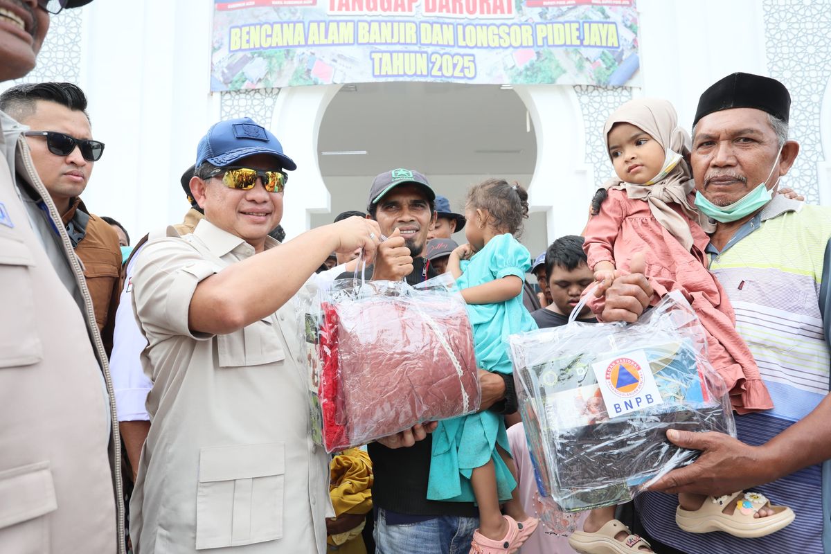 Ketua Satuan Tugas (Satgas) Percepatan Rehabilitasi dan Rekonstruksi Pascabencana Sumatera Muhammad Tito Karnavian menyerahkan bantuan kepada Pemerintah Kabupaten (Pemkab) Pidie Jaya di Lapangan Kantor Musabaqah Tilawatil Quran (MTQ), Kabupaten Pidie Jaya, Aceh, Rabu (21/1/2026).
