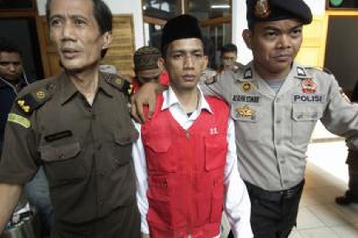 Terdakwa kasus kejahatan seksual di Jakarta International School (JIS), Zainal Abidin hendak menjalani sidang perdana di Pengadilan Negeri Jakarta Selatan, Rabu (27/8/2014).