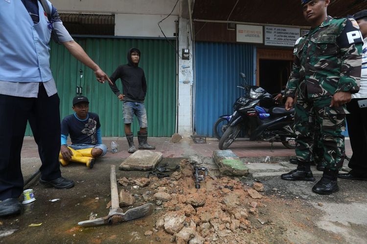 Badan Pengusahaan (BP) Batam menindak tegas sambungan air ilegal (illegal connection) di kawasan Jodoh, Batam, Kepulauan Riau (Kepri), Rabu (22/3/2023). Selama satu minggu ini masih dilakukan pembinaan, namun minggu depan langsung dilakukan langkah hukum dengan melaporkan pelakunya ke polisi.