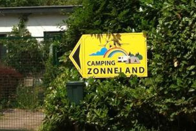 Lokasi camping di Zonnenland, sebuah kawasan hijau seluas 15 hektar terletak di daerah perbatasan antara Belgia dan Belanda. 
