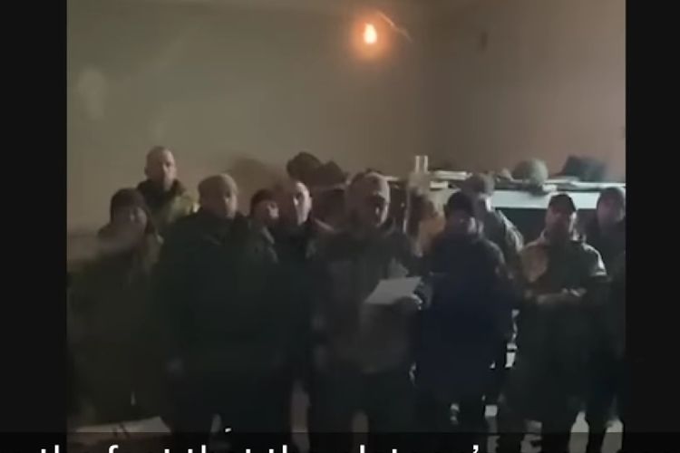 Tangkapan layar dari video tak bertanggal yang menunjukkan sepasukan tentara Rusia membangkang dan menolak untuk mengikuti perintah berperang dari milisi pro-Rusia di Donetsk, Ukraina.