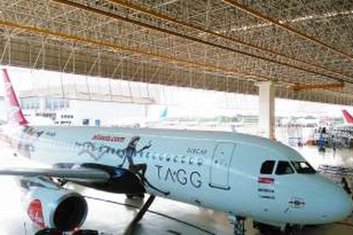 Indonesia AirAsia bekerja sama dengan Sixcap dengan meluncurkan livery atau corak pesawat dengan merek TAGG di pesawat Airbus A320 di Garuda Maintainance Facility Cengkareng, Tangerang Banten, Kamis (15/12/2016).