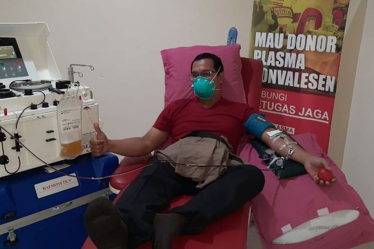 DONOR PLASMA—Seorang penyintas covid-19 mendonorkan plasma konveselen di PMI Solo untuk salah satu pasien covid-19 yang sementara berjuang melawan corona.