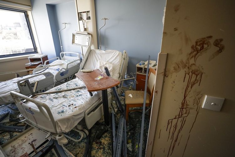Sebuah kamar rumah sakit tampak rusak berat setelah ledakan besar terjadi Beirut, Lebanon. Rabu, 5 Agustus 2020.
