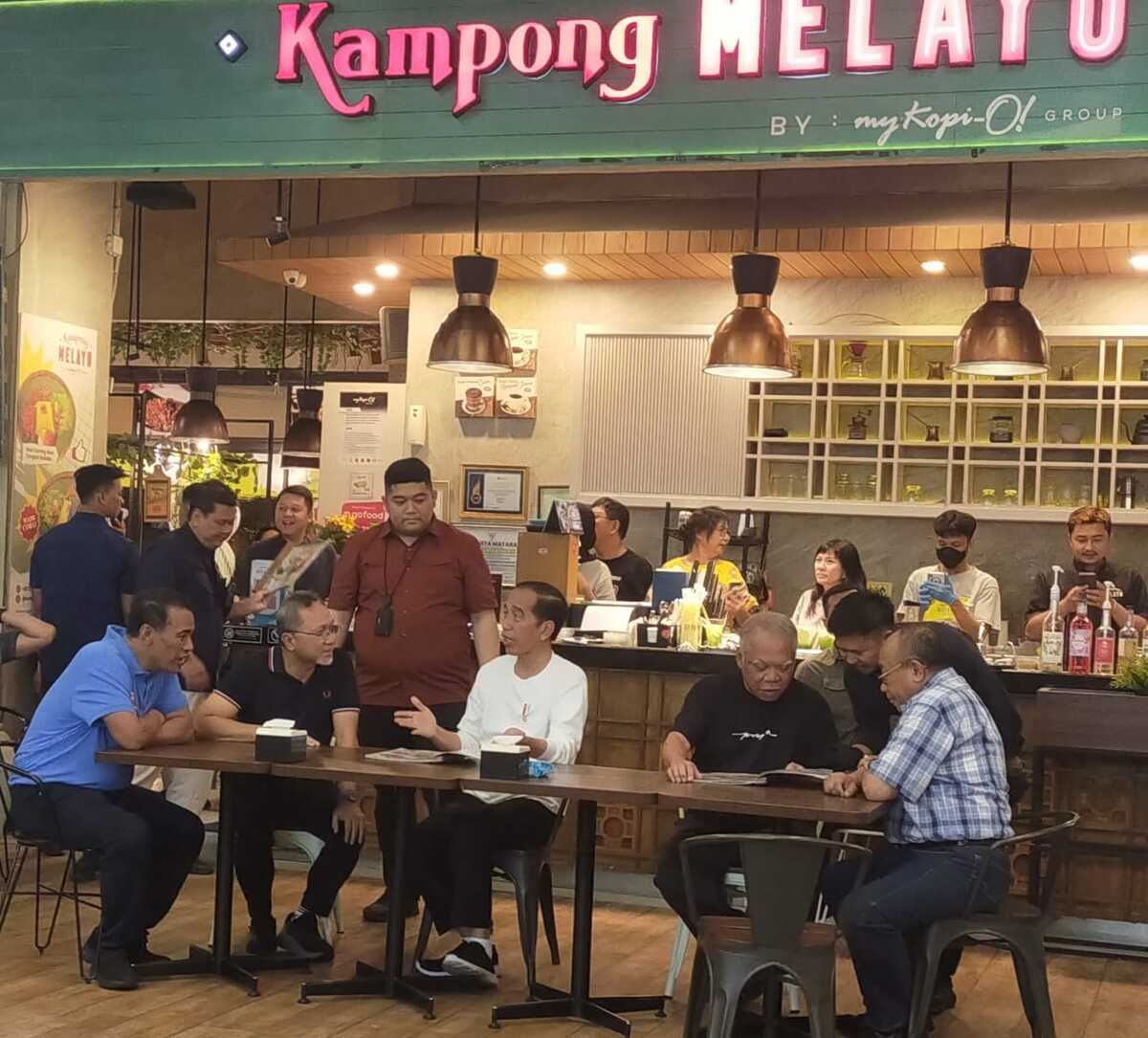 Jokowi Makan Malam di Kampung Melayu Lombok, Pesan Nasi Goreng Istimewa
