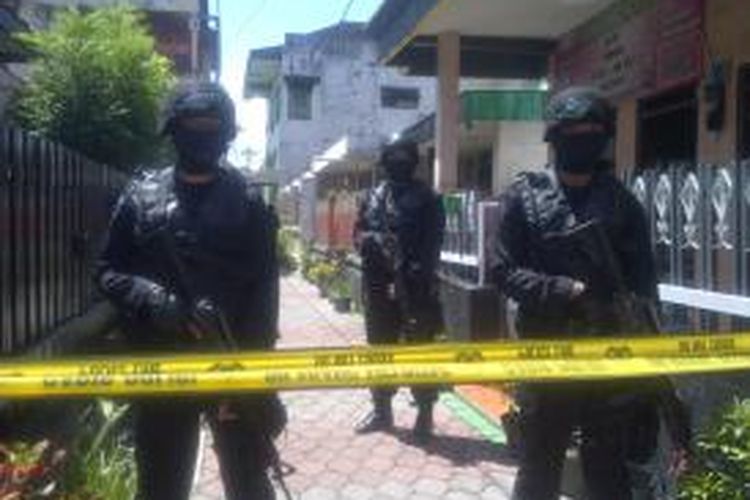 Rumah Abdul Hakim di Jl Ade Irma Suryani, Klojen, Kota Malang, Jawa Timur, dijaga ketat personel densus 88 anti teror pada Kamis (26/3/2015).