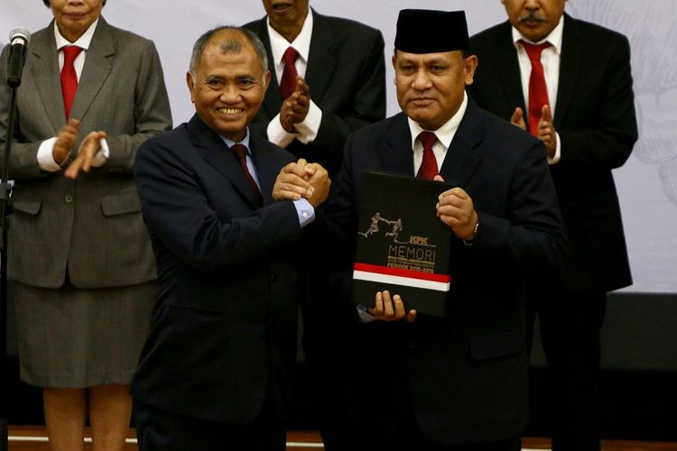 Ketua KPK Firli Bahuri (kanan) menerima memori jabatan dari Ketua KPK periode 2015-2019 Agus Rahardjo (kiri) saat serah terima jabatan Pimpinan dan Dewan Pengawas KPK di gedung KPK, Jakarta, Jumat (20/12/2019). Lima pimpinan KPK yakni Firli Bahuri, Lili Pintauli Siregar, Nurul Ghufron, Nawawi Pomolango, Alexander Marwata dan lima anggota Dewan Pengawas KPK yaitu Tumpak Hatorangan Panggabean, Artidjo Alkostar, Harjono, Albertina Ho dan Syamsuddin Haris resmi menjabat sebagai Pimpinan dan Dewan Pengawas KPK periode 2019-2023. ANTARA FOTO/Rivan Awal Lingga/wsj.