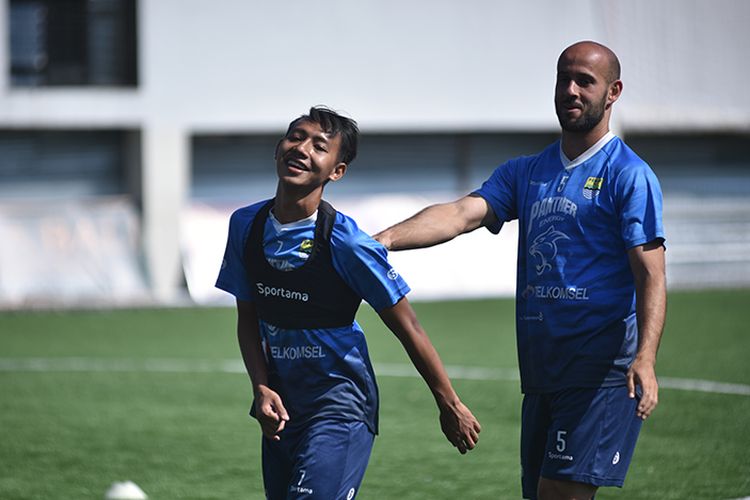 Pemain Persib Bandung melakoni sesi latihan tim di Soccer Republik, Kota Bandung, Kamis (27/8/2021).