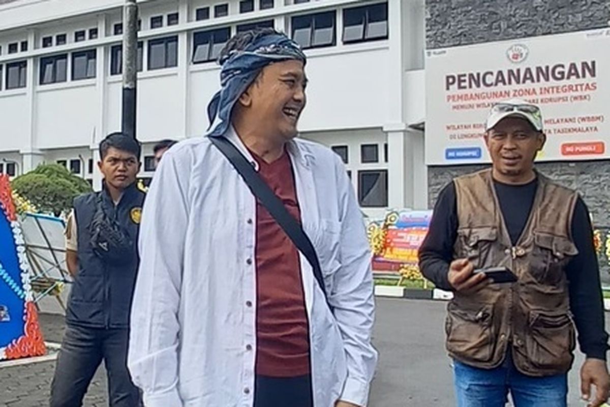 Wakil Wali Kota Tasikmalaya, Jawa Barat, Dicky Candra sedang berkeliling di Bale Kota Tasikmalaya saat hari pertama kerjanya usai dilantik saat Wali Kota Tasikmalaya, Viman Alfarizi mengikuti retret di Magelang, Jumat (21/2/2025).
