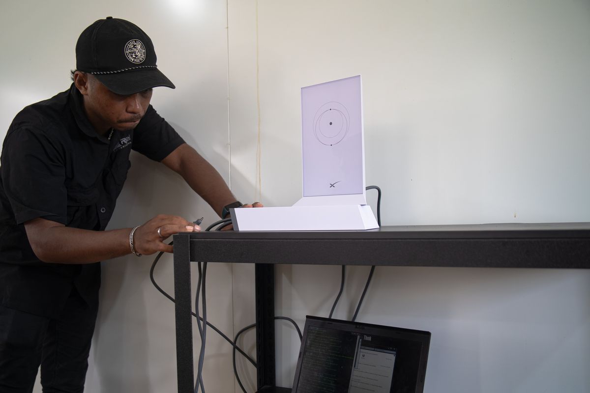 Tampak petugas sedang memasang perangkat Starlink Flat High Performance Kit yang disediakan oleh Tony Blair Institute for Global Change (TBI) di sejumlah titik di ibu kota Nusantara (IKN).
