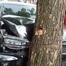 Hindari Motor, Mobil Xenia Tabrak Pohon di Ambon