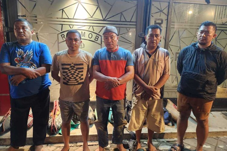 Tim Resmob Di rektorat Reserse Kriminal Umum (Ditreskrimum) Polda Sulsel menangkap 5 orang penjudi sabung ayam, seorang diantaranya Pegawai Negeri Sipil (PNS) Pemerintah Provinsi Sulawesi Selatan.