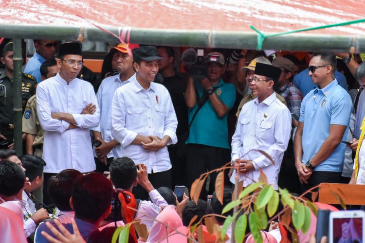 Presiden Joko Widodo saat mengunjungi para siswa di SMP Negeri 6 Mataram dalam kunjungan kerja, Senin (3/9/2018)