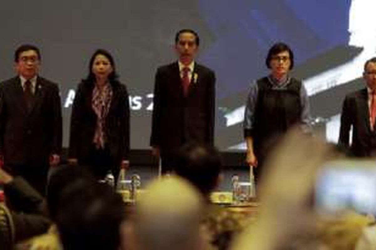 Presiden Jokowi bersama Menteri Keuangan Sri Mulyani, Menteri BUMN Rini Soemarno, Ketua OJK Muliaman Hadad, dan Dirjen Pajak Ken Dwijugiasteadi