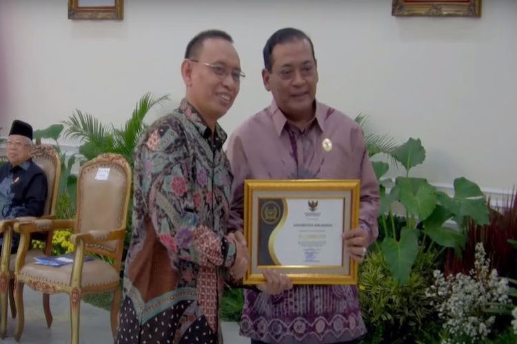 Pemberian penghargaan sebagai Badan Publik Informatif Kategori Perguruan Tinggi kepada Rektor Unair Prof Dr Mohammad Nasih, SE, MT, Ak di Istana Wakil Presiden, Jakarta, Selasa (19/12/2023). 