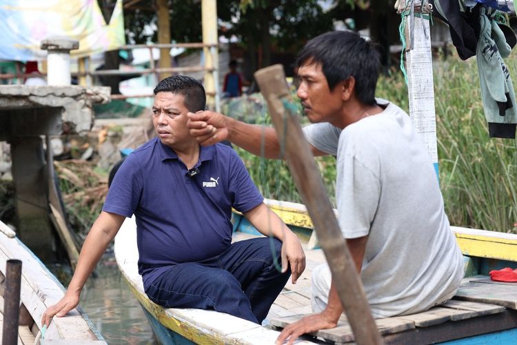 Salah satu nelayan di Pelabuhan Karangantu saat berbincang dengan Ketua DPRD Banten Andra Soni. Para nelayan mengeluhkan pencemaran laut hingga pedangkalan.