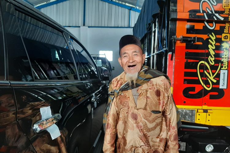 Mbah Kerto, miliarder asal Desa Ranupane, Kecamatan Senduro, Kabupaten Lumajang, Jawa Timur, saat menuju mobilnya, Jumat (1/7/2022)