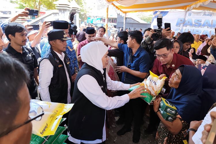 Antre 2 Jam Tunggu Khofifah Tiba di Pasar Murah, Lansia: Alhamdulillah Dapat Beras Gratis