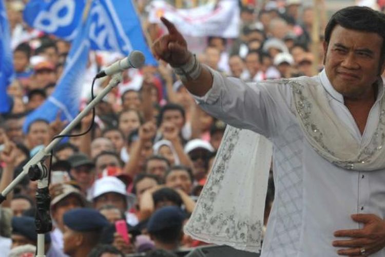 Pedangdut Rhoma Irama menghibur masa pendukung pasangan calon presiden dan wakil presiden Prabowo Subianto-Hatta Rajasa di Stadion Maulana Yusuf, Ciceri, Serang, Banten, Kamis (5/6/2014). Dalam kampanye tersebut, Hatta mengajak simpatisan dan pendukung pasangan calon presiden dan wakil presiden Prabowo Subianto-Hatta Rajasa untuk menyukseskan target 70 persen suara di wilayah Banten pada pemilu 9 Juli mendatang.