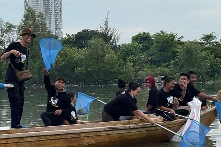 Holywings Peduli menggelar aksi bersih-bersih di pesisir Tanjung Uma pada Sabtu (21/9/2024).