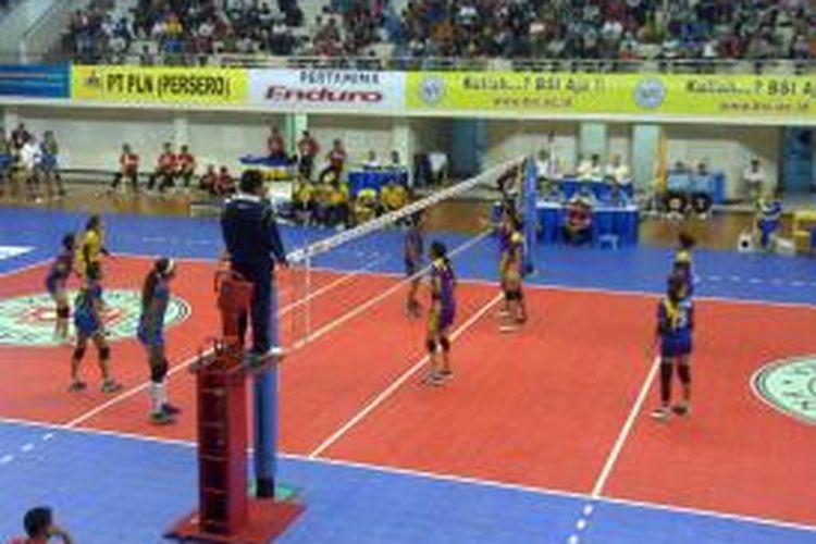 Jakarta Elektric PLN lawan Manokwari Valeria Papua Barat di putaran kedua Proliga 2014, di GOR Ken Arok, Kota Malang, Jawa Timur, Minggu (2/2/2014).