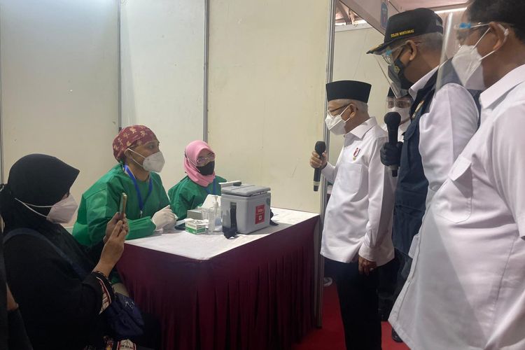 Wakil Presiden Ma'ruf Amin saat meninjau Sentra Vaksinasi Dewan Ketahanan Nasional (Wantannas) di Masjid Al-Jabbar Bandung, Rabu (29/9/2021).