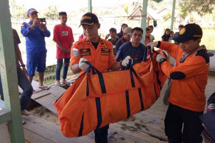 Petugas Basarnas saat membawa jenazah korban speedboat tenggelam di Sungai Silat, Kecamatan Silat Hulu, Kabupaten Kapuas Hulu, Kalimantan Barat (23/4/2017)