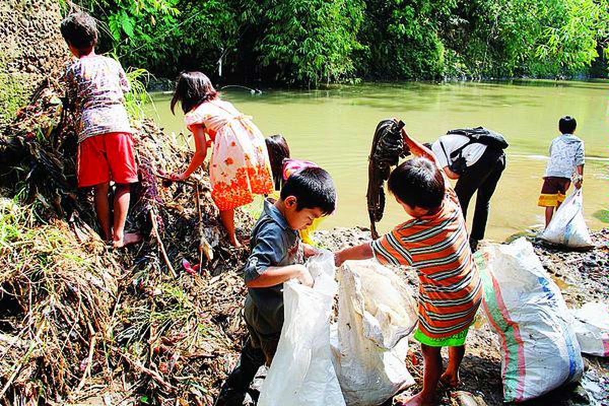 Sejumlah anak memulung sampah di Sungai Ciliwung, di Desa Kedung Waringin, Kecamatan Bojong Gede, Kabupaten Bogor, Jawa Barat, Minggu (11/11), sebagai rangkaian dari deklarasi Hari Konservasi Ciliwung pada 11 November. Kondisi sungai  yang memburuk membuat pegiat Ciliwung dari Jabodetabek mendorong agar pemerintah lebih serius menangani Ciliwung. 