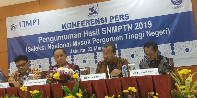 Menristekdikti Mohamad Nasir didampingi Ketua LTMPT Prof Ravik Karsidi dalam konferensi pers Pengumuman Hasil SNMPTN 2019 di Gedung Kemenristekdikti, Jakarta (22/3/2019).