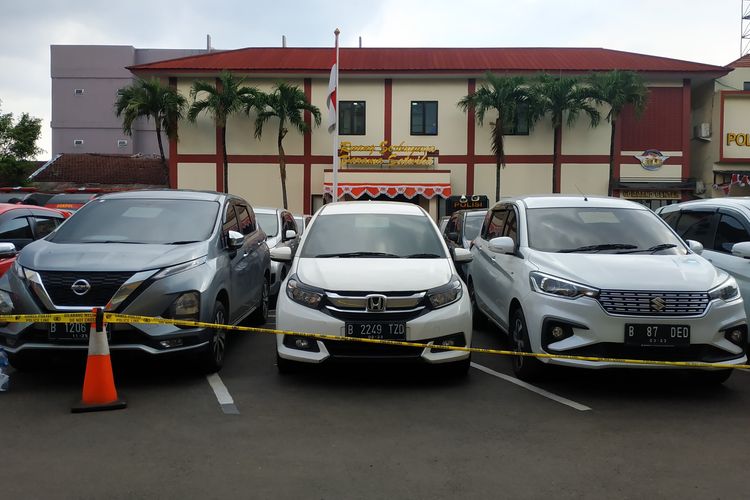 Polisi telah mengamankan 31 mobil hasil penggelapan yang dilakukan oleh DD, seorang perempuan yang disebut sebagai pemimpin komplotan yang baru-baru ini ditangkap polisi lantaran menggelapkan mobil-mobil sewaan, di Mapolres Metro Depok, Rabu (15/9/2021).