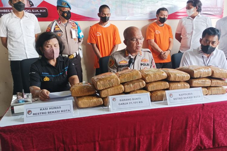 Pengungkapan kasus narkoba berjenis ganja yang digelar oleh Polres Metro Bekasi Kota, Selasa (17/5/2022). Dari hasil penangkapan dua tersangka, polisi menyita total 21.101 kilogram ganja kering asal Sumatera. 