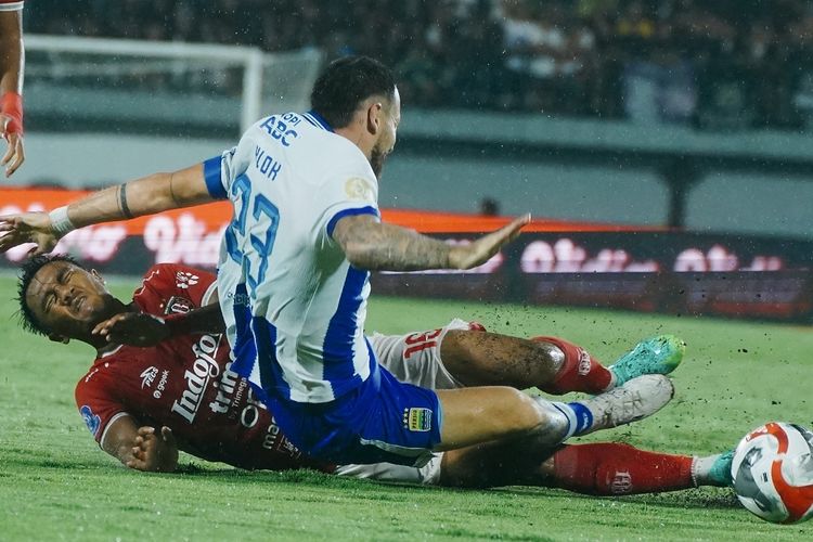 Kapten Persib Bandung Marc Klok mendapatkan tekel keras dari full back Bali United Rizky Dwi dalam pertandingan pekan ke-11 Super League 2025-2026, Sabtu (1/11/2025) di Gelora Bandung Lautan Api (GBLA). 