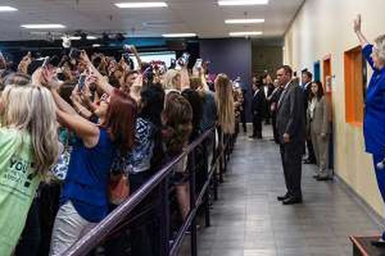 Foto jepretan Barbara Kinney memperlihatkan  Calon Presiden AS dari Partai Demokrat, Hillary Clinton (kanan, berbaju biru) melambai ke arah para pendukung yang berupaya menjepret selfie dengannya, dalam sebuah kampanye di Orlando, Florida, AS, akhir minggu lalu. 