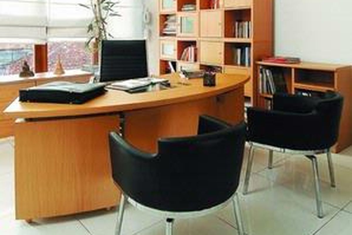 Ruang kerja ini terasa terang dan nyaman dengan pemakaian furnitur berdesain simpel dan warna beige.