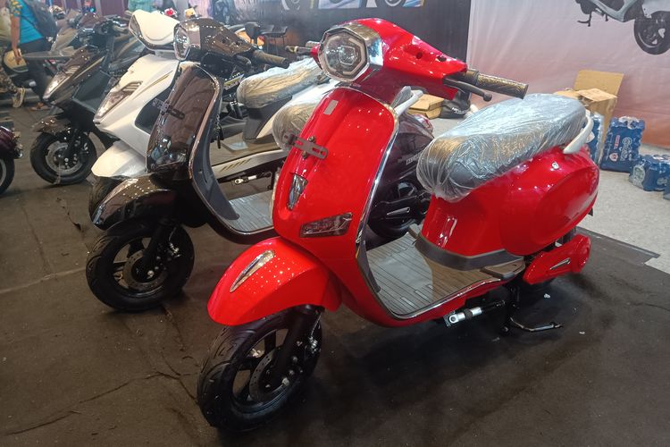 Motor listrik mirip Vespa di IIMS 2024