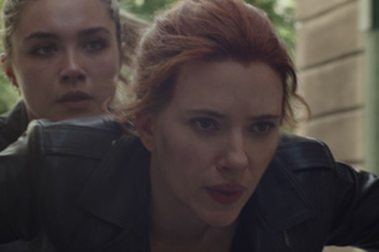 Aksi Scarlett Johansson dan Florence Pugh dalam film Black Widow