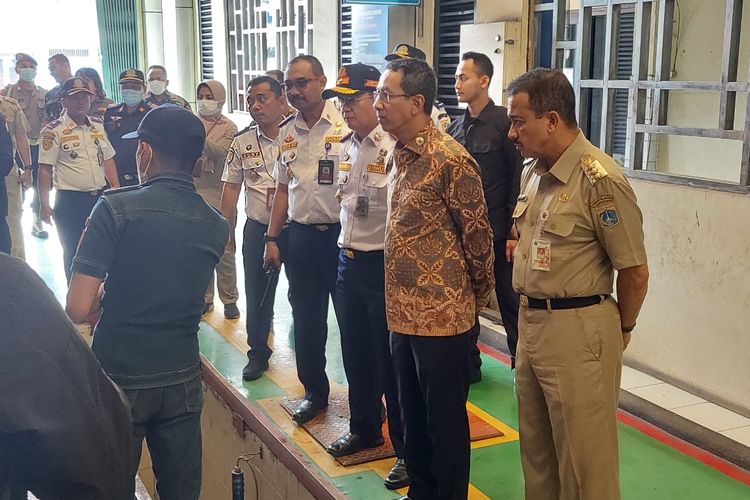 Penjabat (Pj) Gubernur DKI Jakarta Heru Budi Hartono saat meninjau Unit Pengelola Pengujian Kendaraan Bermotor (UP PKB) Ujung Menteng, Kelurahan Ujung Menteng, Kecamatan Cakung, Jakarta Timur, Senin (26/12/2022).