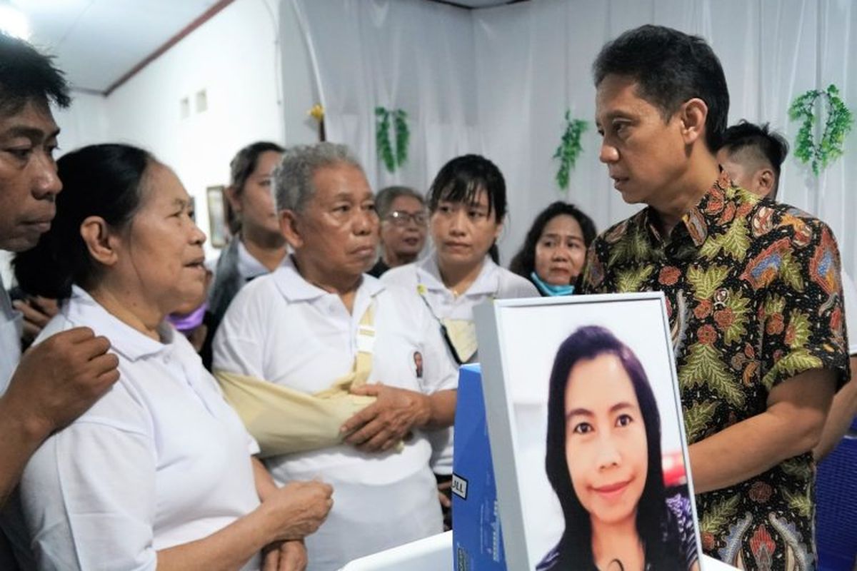 Menteri Kesehatan Budi G. Sadikin didampingi Direktur Jenderal Tenaga Kesehatan Arianti Anaya melayat ke rumah duka mendiang dr. Mawartih Susanty, Sp.P., biasa dipanggil dr. Mawar, di Kota Makassar, Sulawesi Selatan, pada Senin (13/3) sebagai bentuk penghormatan terhadap dedikasi almarhumah.