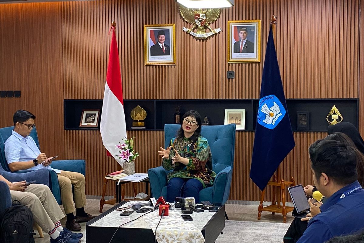 Wakil Menteri Pendidikan Tinggi, Sains, dan Teknologi Stelah Christie menjelaskan penerapan Sekolah Unggulan Garuda dalam media briefing di Kantor Kemendikti Saintek, Senayan, Jakarta Pusat, Sabtu (17/5/2025). 