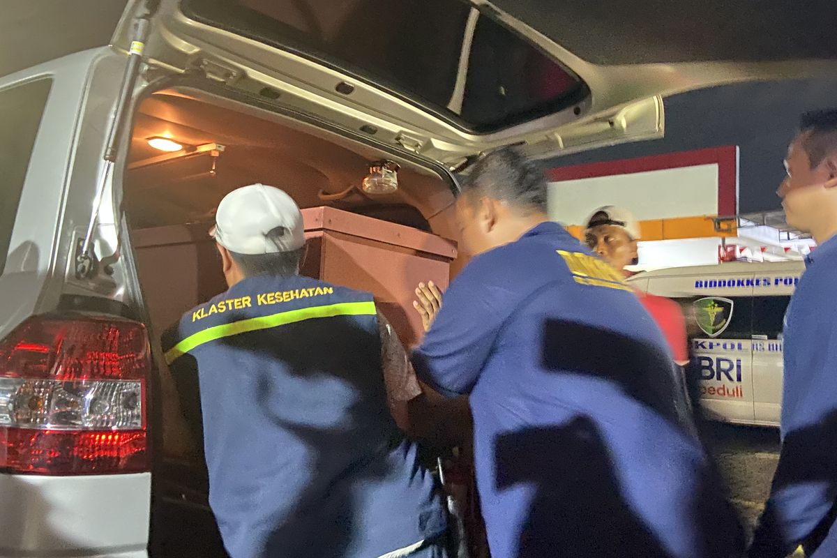 Satu jenazah korban Ponpes Al Khoziny Sidoarjo dikembalikan ke keluarga dari RS Bhayangkara Sirabaya, Selasa (14/10/2025)