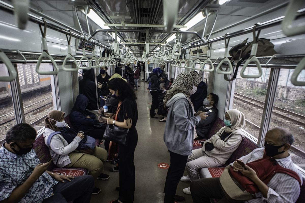 Sejumlah penumpang berada di dalam rangkaian KRL,  di Jakarta, Senin (14/6/2020). PT Kereta Commuter Indonesia (KCI) mencatat jumlah penumpang kereta rel listrik (KRL) pada hari pertama penerapan PSBB total turun sebanyak 19 persen menjadi 92.546 orang. ANTARA FOTO/Aprillio Akbar/hp.