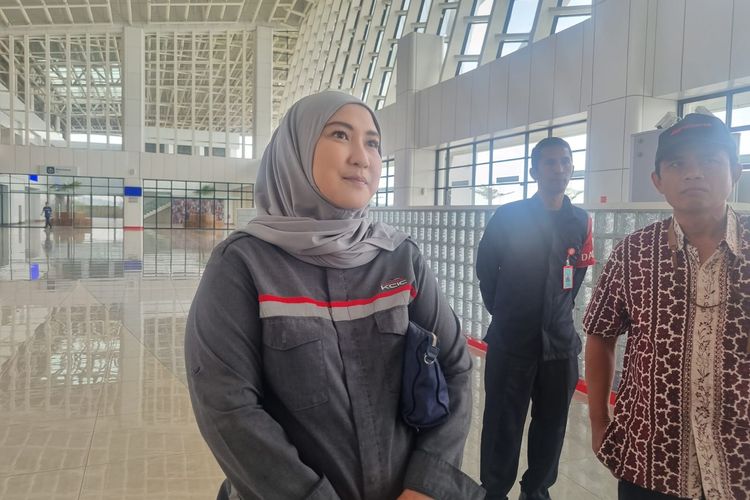 General Manager Corporate Secretary KCIC Eva Chairunisa saat meninjau Stasiun Karawang, Jawa Barat, Jumat (26/4/2024).
