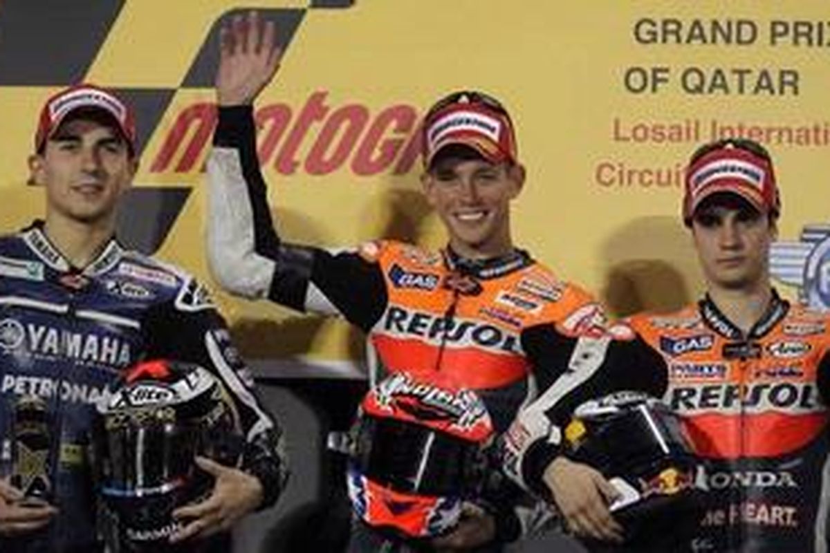 Pebalap Honda, Dani Pedrosa (kanan), harus puas finis ketiga pada seri pembuka MotoGP 2011 di Qatar, Minggu (20/3/11) malam. Dia kalah dari rekan setimnya, Casey Stoner (tengah) yang jadi juara, serta pebalap Yamaha, Jorge Lorenzo (kiri), yang menjadi runner-up.