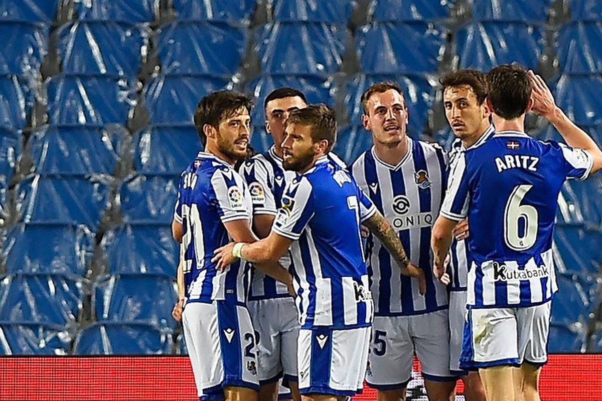 Pemain depan Real Sociedad, Mikel Oyarzabal, merayakan golnya dengan rekan satu timnya selama pertandingan sepak bola Liga Spanyol antara Real Sociedad kontra Elche CF di stadion Anoeta pada 7 Mei 2021 lalu.