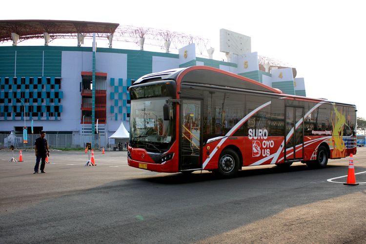 Jelang Piala Dunia U17 2023 Indonesia, Dishub Kota Surabaya melakukan simulasi shuttle bus untuk pengantaran dan penjemputan penonton di Stadion Gelora Bung Tomo Surabaya, Kamis (9/11/2023) sore. 