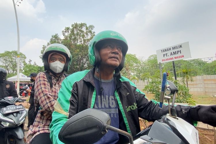 Harianto, Pengendara ojek online yang sempat pasrah saat diminta melakukan tilang uji emisi di Jakarta