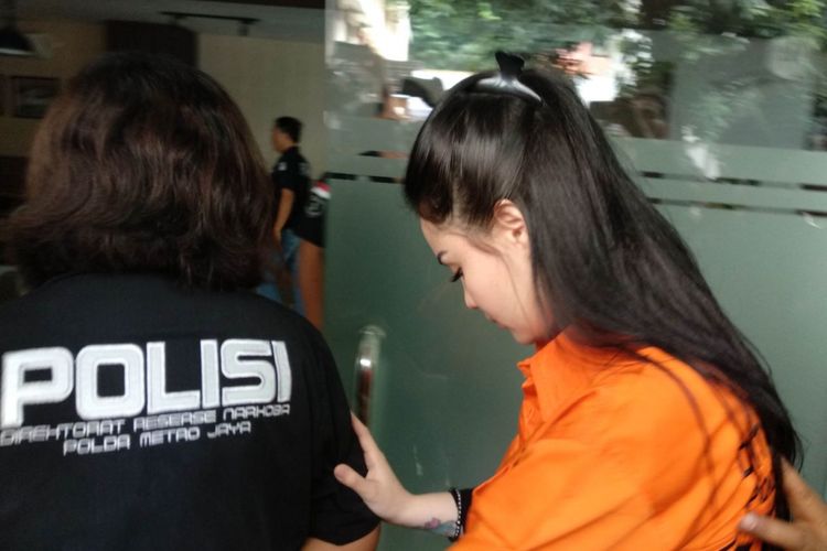 Jennifer Dunn resmi ditahan di rutan narkoba Polda Metro Jaya, Sabtu (6/1/2017)