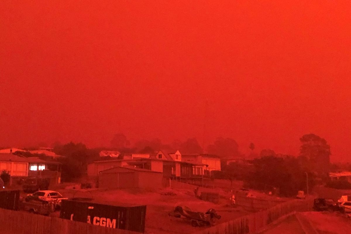 Langit berwarna merah terlihat saat kebakaran hutan terjadi di dekat kota Mallacoota, Victoria, Australia, Sabtu (4/1/2020), dalam foto yang didapatkan dari media sosial.