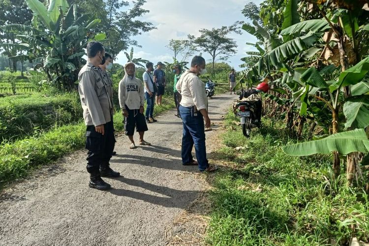 Ditinggal mencari rumput, Suwaji warag Desa Milangasri Kabupaten Magetan kehilangan motor yang diparkir di bawah pohon pisang.